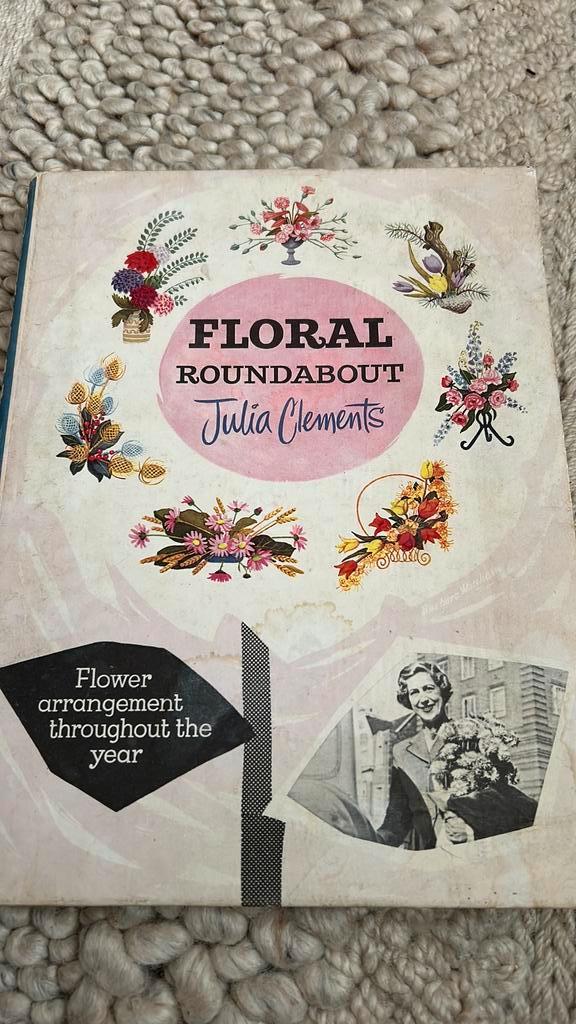 Julia Clements Floral Roundabout flower arrangements, Boeken, Hobby en Vrije tijd, Gelezen, Overige onderwerpen, Ophalen of Verzenden