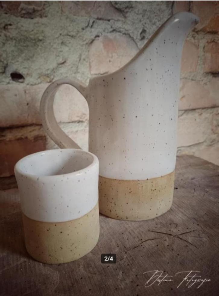 Rustieke schenkkan met beker handgemaakt keramiek, Antiek en Kunst, Kunst | Overige Kunst, Ophalen of Verzenden