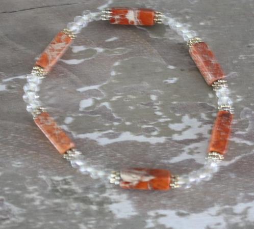 rekbare armband met  bruine stenen en transparante kralen, Sieraden, Tassen en Uiterlijk, Armbanden, Gebruikt, Bruin, Ophalen of Verzenden