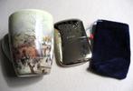 Peacock handwarmer in hoesje + gratis museummok IJspret, Verzamelen, Rookartikelen, Aanstekers en Luciferdoosjes, Ophalen of Verzenden