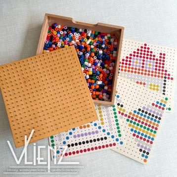 Retro houten kralenplank vierkant met kralen en voorbeelden beschikbaar voor biedingen