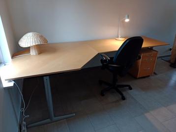 Hoekbureau Ikea Effecktiv met bijpassende ovalen tafel.