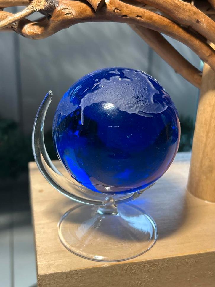 Decoratieve Wereldbol blauw Glas werelddelen mat verdiept, Huis en Inrichting, Woonaccessoires | Wereldbollen, Nieuw, Ophalen of Verzenden