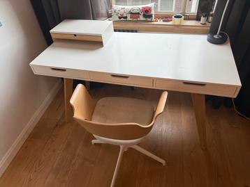 Bureau 141x60cm + Stoel - Hoogte 76cm beschikbaar voor biedingen