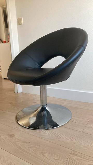 Zwarte kunstlederen draai fateuil als nieuw vintage retro beschikbaar voor biedingen