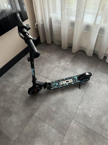 Elektrische kinderstep zo goed als nieuw beschikbaar voor biedingen