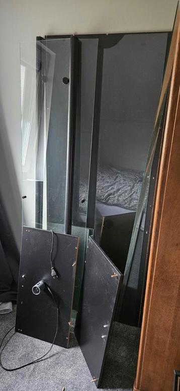 GRATIS vitrinekast, zwart met glas en verlichting beschikbaar voor biedingen