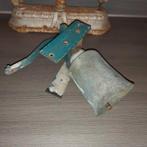 Antieke bel met houten bevestiging oude stalbel merk Corma, Ophalen of Verzenden