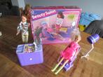 Vintage doos Meritus Beauty kapper Salon 1980 met 2 barbies, Ophalen of Verzenden, Gebruikt, Pop