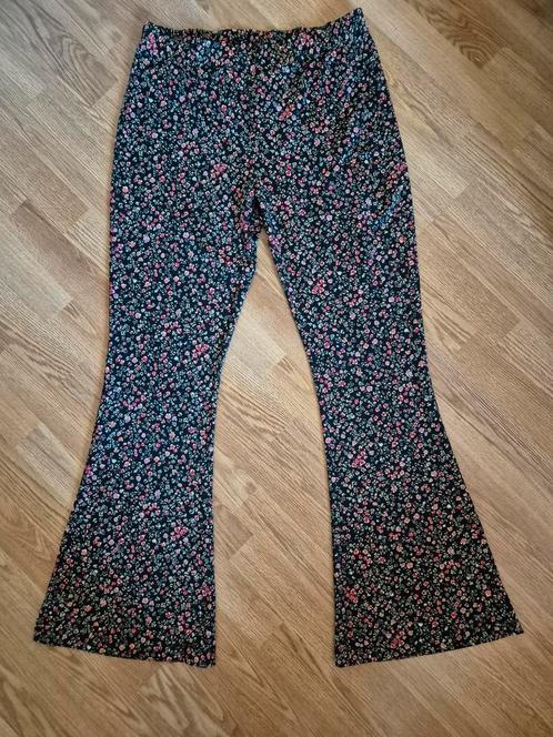 Zwart gebloemde WE flared broek - maat XL **zgan**, Kleding | Dames, Broeken en Pantalons, Zo goed als nieuw, Maat 42/44 (L), Zwart