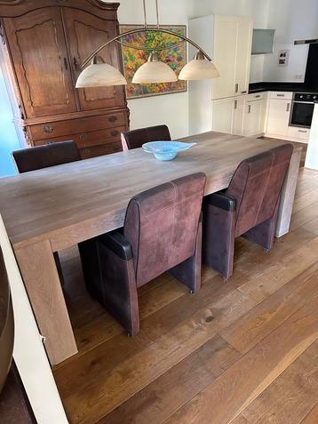 Moderne Houten Eettafel beschikbaar voor biedingen