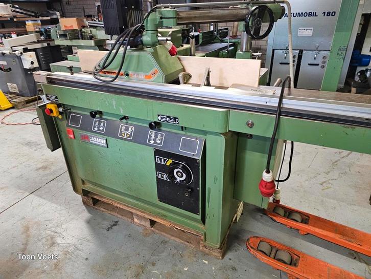 Freesmachine Casadei met pennentafel en Schuininstelbaar, Doe-het-zelf en Verbouw, Gereedschap | Freesmachines, Gebruikt, Elektrisch