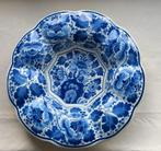 Delfts Blauwe plooischotel met bloemenmotieven, Antiek en Kunst, Antiek | Keramiek en Aardewerk, Ophalen