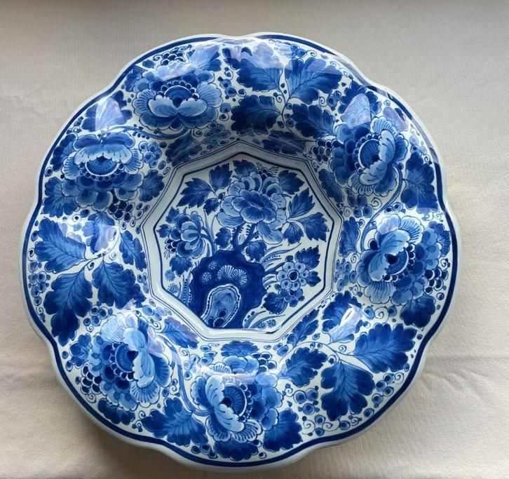 Delfts Blauwe plooischotel met bloemenmotieven, Antiek en Kunst, Antiek | Keramiek en Aardewerk, Ophalen