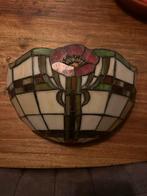 Tiffany-stijl wandlamp met bloemmotief – glas in lood, Huis en Inrichting, Lampen | Wandlampen, Ophalen of Verzenden, Zo goed als nieuw
