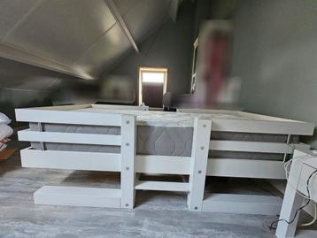 Kinderbed 90x200 hout bed frame randen wit ledikant beterbed beschikbaar voor biedingen