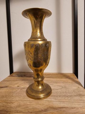 Indiase messing vaas met gravures beschikbaar voor biedingen