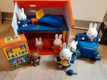 Nijntje huis met auto, poppetjes spulletjes * beschikbaar voor biedingen