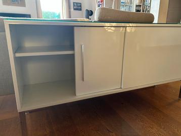 Moderne Witte Kast met Glazen Bovenkant beschikbaar voor biedingen