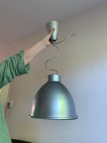 Twee industriële hanglampen beschikbaar voor biedingen