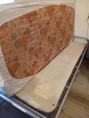eenpersoons bed met matras beschikbaar voor biedingen