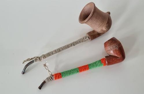 Vintage klei pijpen, metalen steel omwonden met kralen touw, Verzamelen, Rookartikelen, Aanstekers en Luciferdoosjes, Zo goed als nieuw