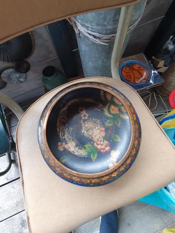 Antieke Cloisonné Kom met Bloemenmotief beschikbaar voor biedingen