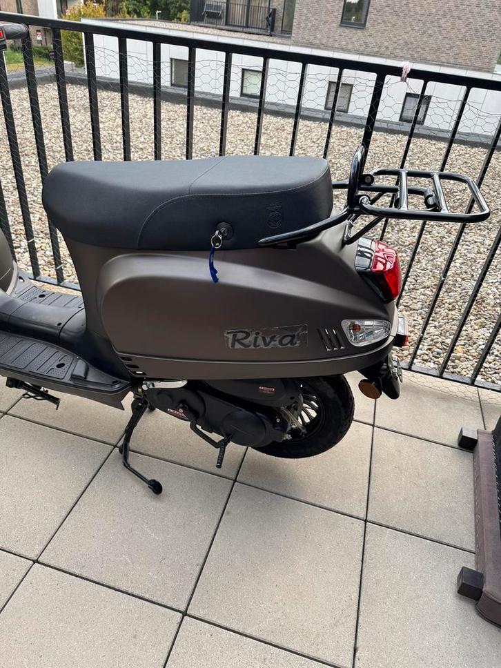 BTC riva scooter nieuwstaat, Fietsen en Brommers, Scooters | Overige merken, Zo goed als nieuw, Maximaal 45 km/u, Benzine, Ophalen