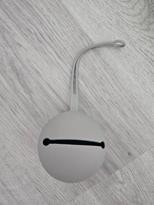 Mushie Siliconen Speenhouder stone grijs, Kinderen en Baby's, Kinderspulletjes, Zo goed als nieuw, Ophalen of Verzenden
