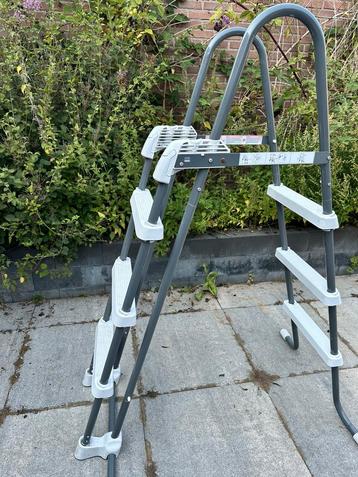 Zwembadtrap beveiligd beschikbaar voor biedingen
