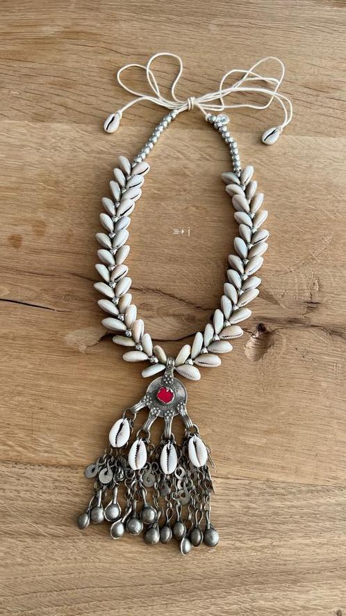 Handgemaakte ketting met schelpjes en kuchi munt, Sieraden, Tassen en Uiterlijk, Kettingen, Nieuw, Overige materialen, Overige kleuren