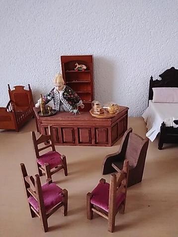 Ouderwetse poppenhuis meubeltjes.  beschikbaar voor biedingen