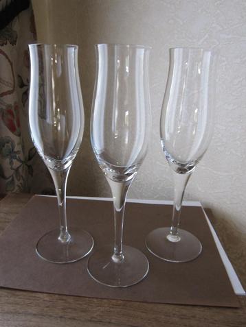 Vijf mooie hoge kristalglas champagne fluiten - beschikbaar voor biedingen