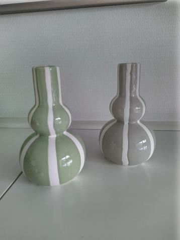 Set van 2 kleine vaasjes beschikbaar voor biedingen