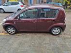 Daihatsu Sirion 1.0 51KW 2009 Rood, Auto's, Daihatsu, Voorwielaandrijving, Centrale vergrendeling, Stof, Handgeschakeld
