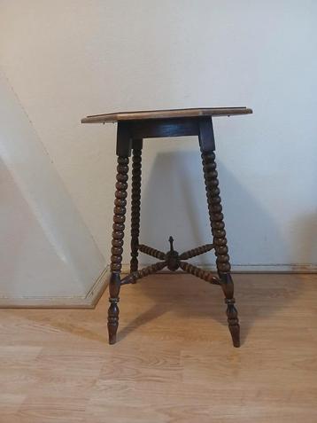 Antieke plantentafel  beschikbaar voor biedingen