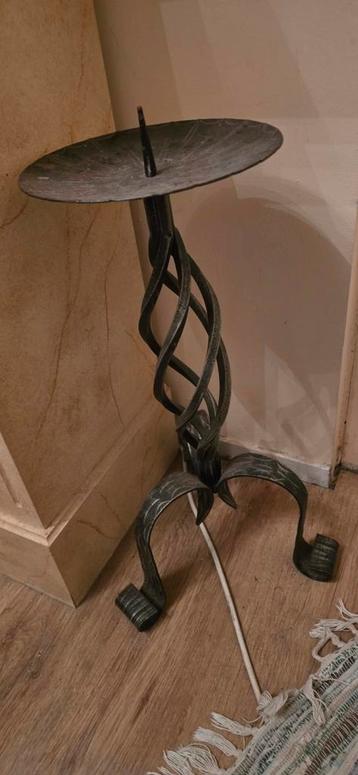 Gietijzeren Kandelaar met Gedraaide Voet beschikbaar voor biedingen