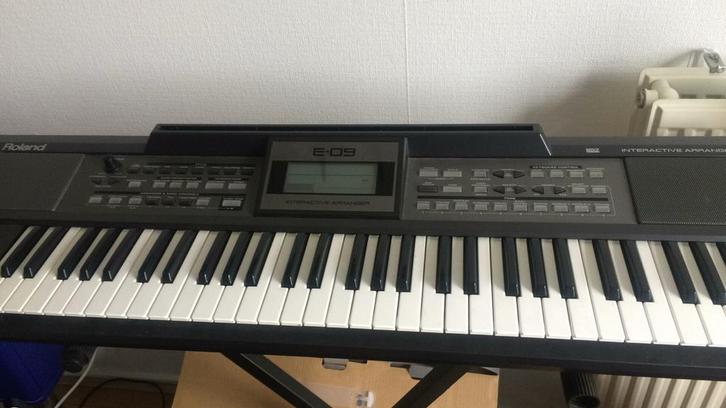 Roland E-09 Keyboard - Zgan!, Muziek en Instrumenten, Keyboards, Zo goed als nieuw, 61 toetsen, Roland, Aanslaggevoelig, Met standaard