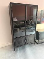 Zwarte stalen vitrinekast met glazen deuren, Huis en Inrichting, Kasten | Boekenkasten, Ophalen, 100 tot 150 cm, 150 tot 200 cm