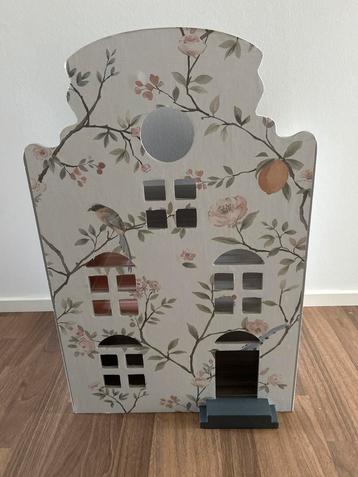 Opgeknapt Poppenhuis met Bloemenprint beschikbaar voor biedingen