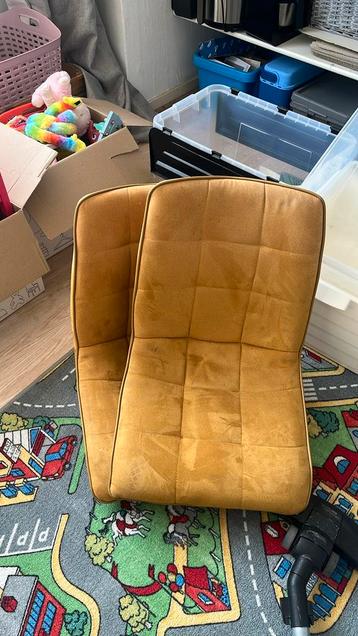 Twee eetkamerstoelen zonder onderstel. beschikbaar voor biedingen