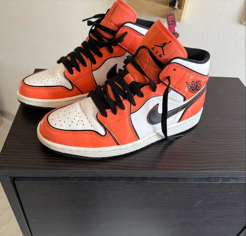 Air Jordan 1 Mid SE Turf Orange - Kleine Beschadiging, Ophalen of Verzenden, Gedragen, Overige kleuren, Sneakers of Gympen