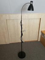 Te koop, Leeslamp met kapje, zwart met chroom, hoog 130 cm, Huis en Inrichting, Lampen | Vloerlampen, Ophalen, Gebruikt, 100 tot 150 cm
