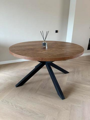 Ronde eettafel (140cm) beschikbaar voor biedingen
