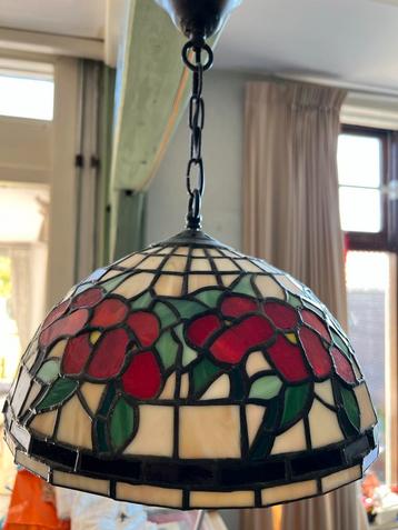 Glas-in-lood hanglamp met bloemmotief beschikbaar voor biedingen