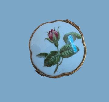 Lief antiek Limoges pillendoosje met Roos, gemerkt beschikbaar voor biedingen