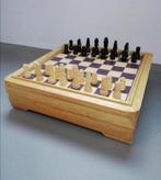 Verhoogd houten schaakbord met houten stukken, Hobby en Vrije tijd, Schaken, Minder dan 500 stukjes, Ophalen of Verzenden, Zo goed als nieuw