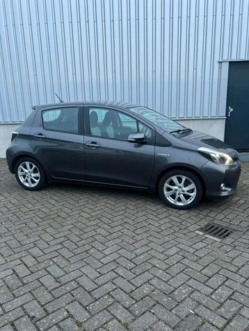 Toyota Yaris 1.5 Full Hybrid CVT 5DR 2012 Grijs beschikbaar voor biedingen