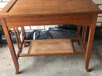 Antieke tafel beschikbaar voor biedingen