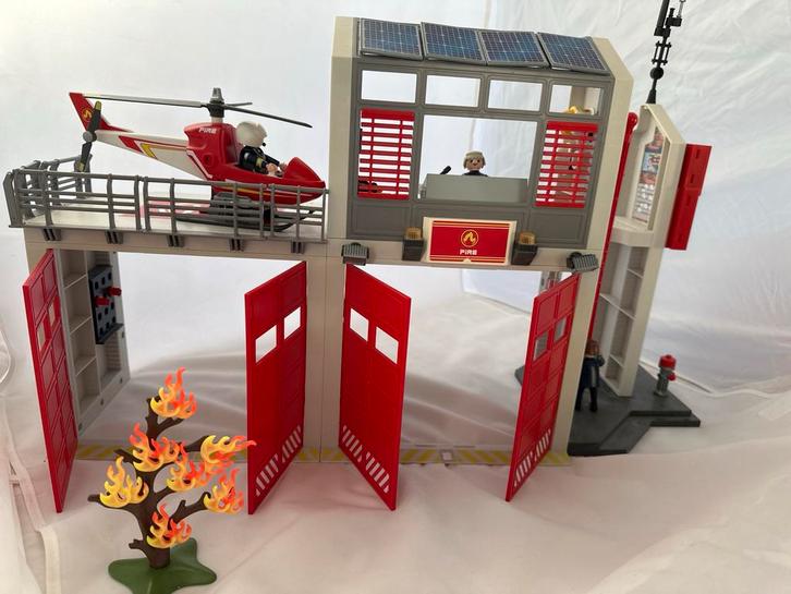 Playmobil brandweerkazerne 9462 met helikopter, Kinderen en Baby's, Speelgoed | Playmobil, Gebruikt, Ophalen of Verzenden